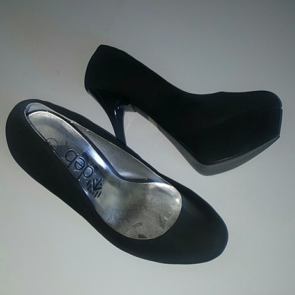 Heels - Picture 4 of 6